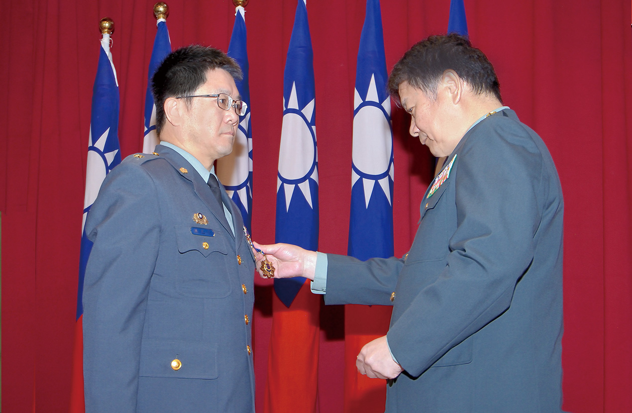 軍醫局局長蔡建松中將頒授洪乙仁少將右陸光甲種一星獎章